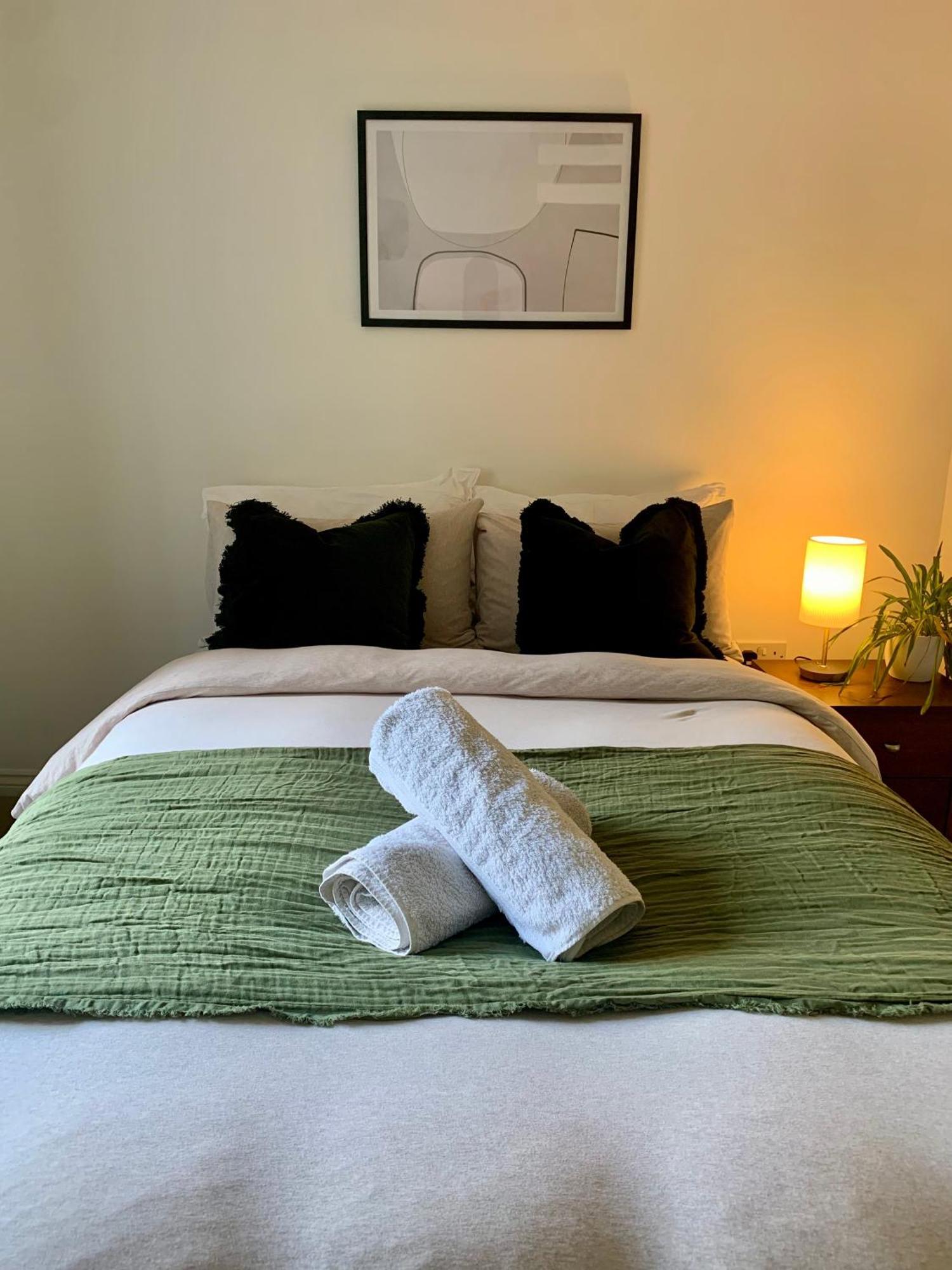 Peaceful Garden View Apt. Close To Central 런던 외부 사진